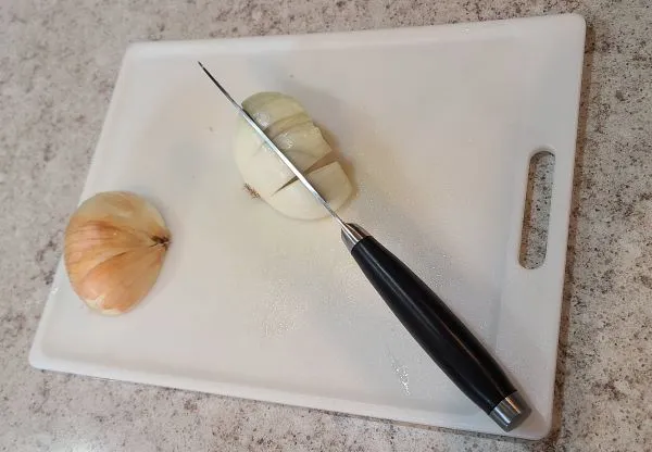 how-to-chop-an-onion-to-stuff-a-turkey
